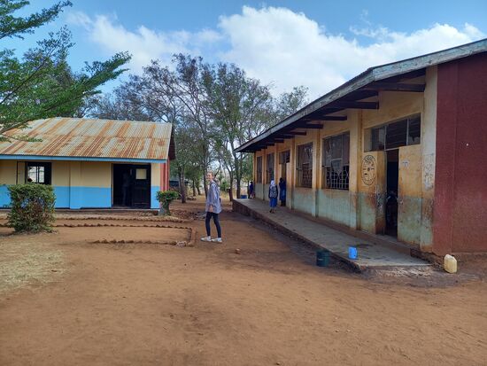 Geradeaus der Klassenraum indem wir tätig werden.