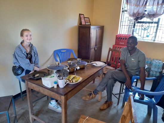 Es gibt Reis, Bohnen und ein Fleischgericht mit Innereien. Mega köstlich! Als Nachtisch eine Banane.