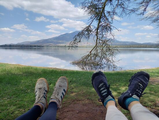Chillen am Lake Babati mit Blick auf den Berg Kwahara.
