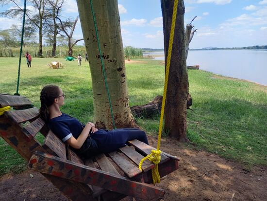 Wir genießen die Aussicht in dieser riesigen Schaukel.