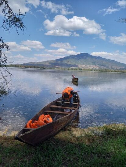 Dann machen wir eine Bootstour quer über den See. Es gibt sogar Schwimmwesten.
