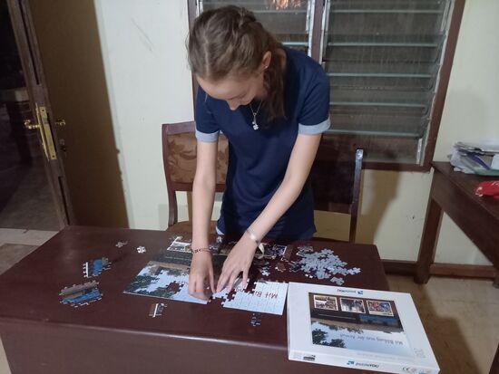Am Abend setzen wir noch das Puzzel zusammen   mit dessen Spenden die Renovierung des Klassenzimmer in der Schule Wangbay finanziert wurde.