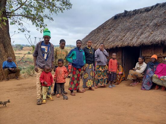 Es kommen immer mehr Dorfbewohner hinzu, um zu sehen was es mit den Besuchern wohl so auf sich hat.