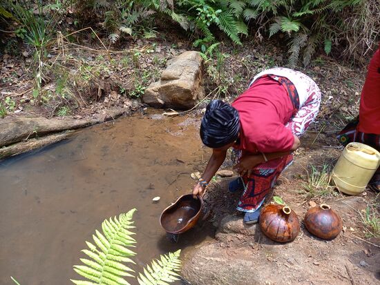 Unten angekommen, wird das Wasser in die Behälter geschöpft. Kaum zu glauben, das es auch als Trinkwasser genutzt wird.