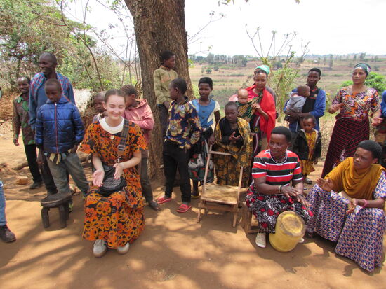 Wir haben heute extra unsere bunten traditionellen Kleider angezogen.