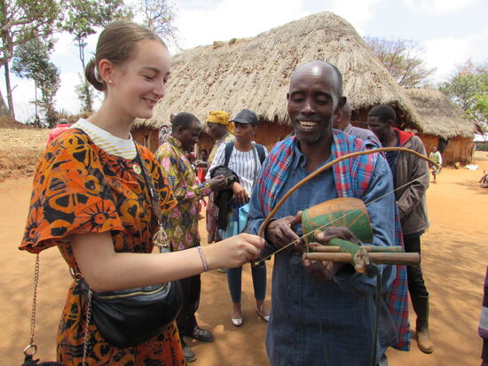 Dieser ältere Mann spielt die ganze Zeit auf einer Art Geige. Maria ist ganz begeistert und probiert es gleich aus.