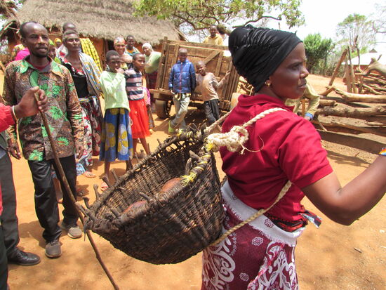 Dann sind wir eingeladen etwas Wasser vom Fluss zu holen.