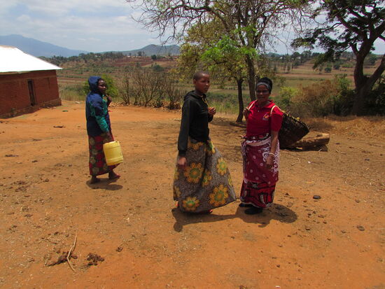 Es gibt traditionelle Gefäße und die gelben Kanister.
