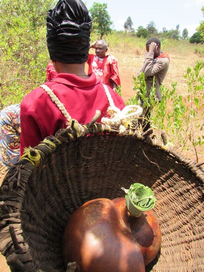 Die Wasserbehälter werden mit zusammengerollten Blättern verschlossen.