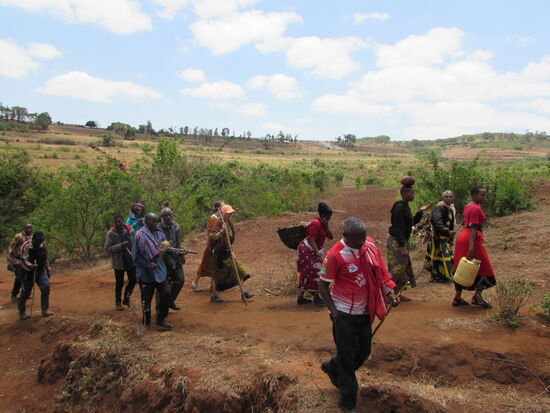 Wir haben Stöcke bekommen und so fühle ich mich wie ein Pilger. Wir werden von der Musik des alten Mannes begleitet. Ich hatte das Gefühl inmitten dieser Menschen ewig so weiter gehen zu können.