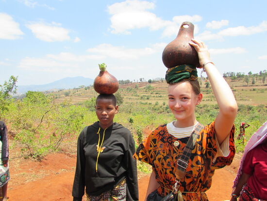 Maria versucht auch eines der Gefäße zu tragen. Gar nicht so einfach!
