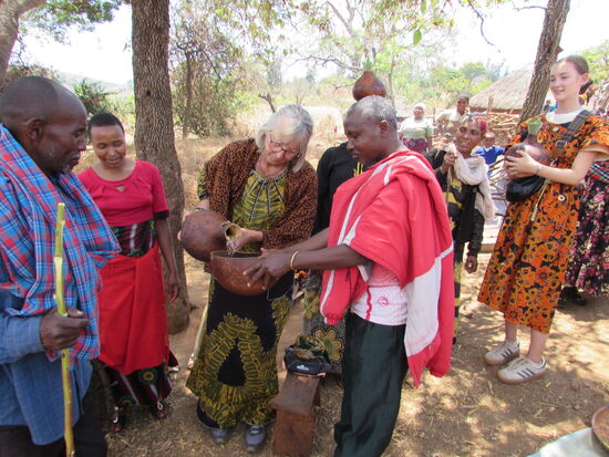 Ich werde aufgefordert dem Schulleiter etwas Wasser einzuschenken.