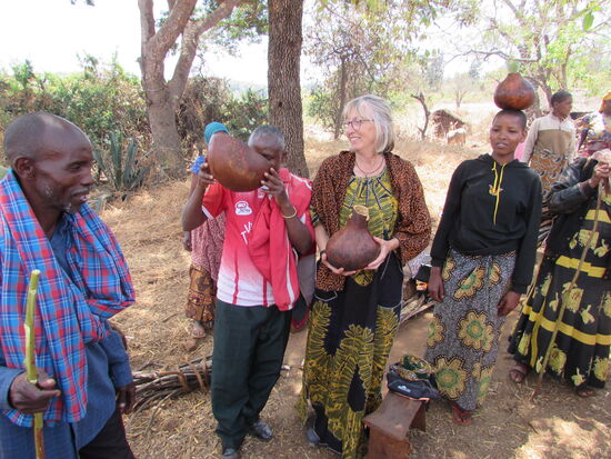 Es ist kaum zu glauben, aber er trinkt das Wasser tatsächlich.