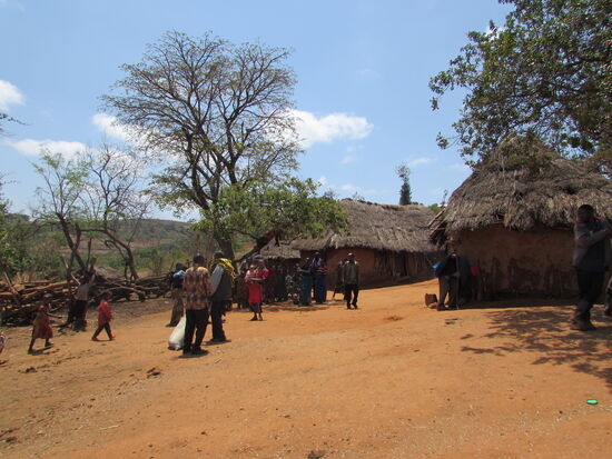 Wir verlassen das Dorf. In uns kreisen tausend Gedanken und unser Herz ist erfüllt von der Freundlichkeit dieser Menschen. Das sind Erfahrungen die uns noch länger beschäftigen werden.