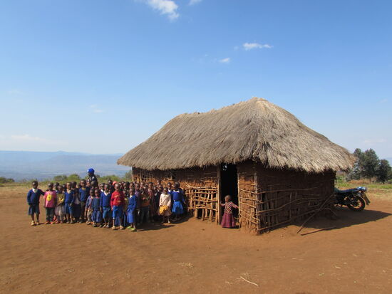Wenig später besuchen wir die "Vorschule". Mich erinnert dieser Anblick an meinem ersten Besuch bei den Massai. Damals hat es mich auch zu tiefst berührt unter welchen spartanischen Umständen Kinder unterrichtet werden. Als Folge dessen ist die "School of Hope" entstanden.