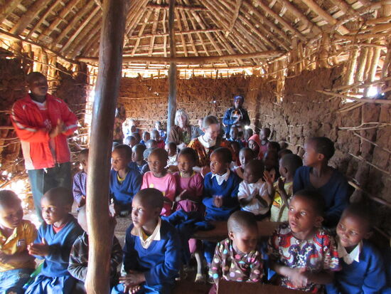 70 Kinder werden hier täglich unterrichtet. Die älteren haben ein Heft und einen Stift und dürfen drinnen das Schreiben lernen. Die Kleinen schreiben draußen mit einem Stock im Sand.