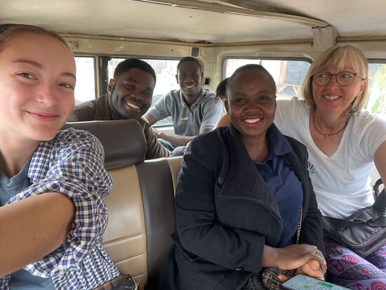 Morgens um 8Uhr machen wir uns auf den Weg. Neben Jumbani, der uns künstlerisch unterstützt sind auch Adabert die Köchin und Robson dabei.