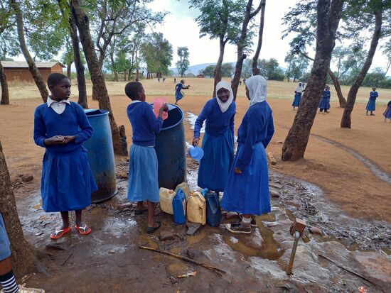 Als wir ankommen sind die Kinder gerade dabei die Klassenzimmer zu säubern.