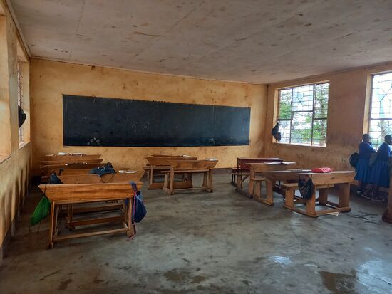 Auch innen wäre eine Renovierung von Nöten. In einigen Zimmern sind nicht genügend Bänke vorhanden.