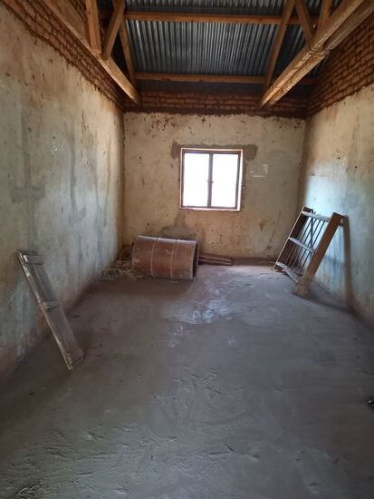 Dieses Lehrerzimmer liegt zwischen den Klassenräumen die durch unseren Verein renoviert werden konnten. Nun wird auch das Lehrerzimmer hergerichtet.