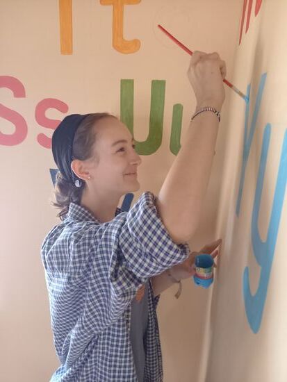 Wir geben heute noch mal alles um das Klassenzimmer fertig zu gestalten.