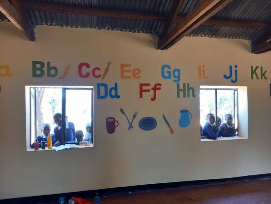 Wir werden stets begleitet von staunenden Augen. Diese Kinder haben noch nie mit Buntstiften, Tusche oder farbiger Kreide gemalt.