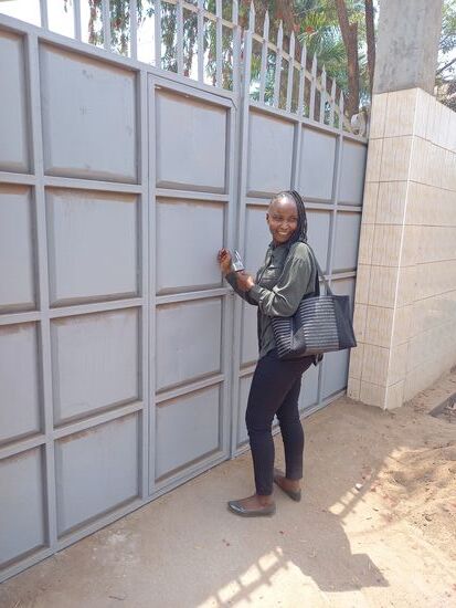 Auch Nuruana, die Managerin vom neuen Baby Haus kann es kaum erwarten mir die Einrichtung zu zeigen.