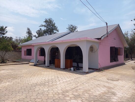 Ich gehe einmal ums Haus und schaue mir die gesamte Anlage an. Sie haben für meinen Geschmack und meiner Vorliebe für möglichst viel Grün einfach viel zu viel gepflastert. Es wäre schön noch ein paar Bäume zu pflanzen und einen Garten anzulegen.