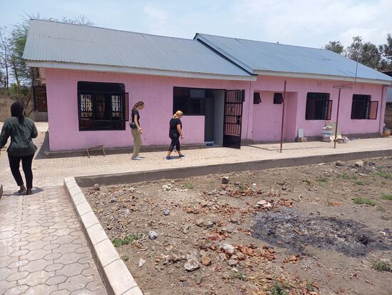 Das Gelände bietet definitiv viel Potential für gärtnerische Gestaltung, in der sich Kinder wohlfühlen können. Auch für Spielgeräte ist genug Platz.