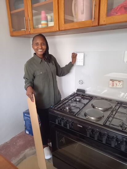 Nuruana zeigt mir voller Stolz den neuen Herd,