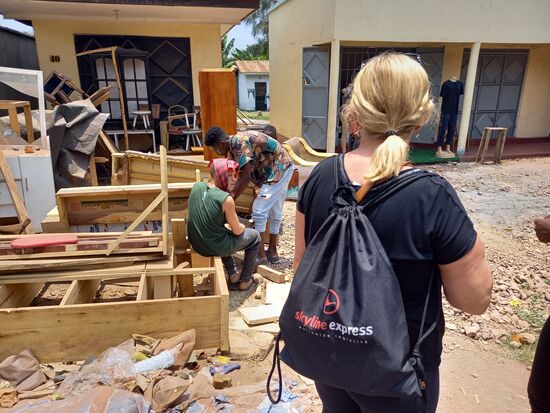 Kaum haben wir das Baby Haus verlassen, gehen wir gleich beim Tischler vorbei. Lisa verabredet sich mit ihm für den nächsten Tag, um noch weitere Bestellungen von Bänken zu besprechen.