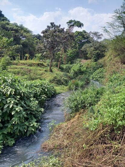 Dieser Fluss gibt der Lodge ihren Namen.