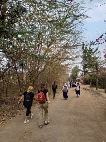 Auf dem Weg zurück zum Hostel treffen wir auf unzählige Schüler die uns zum Teil fröhlich begrüßen.