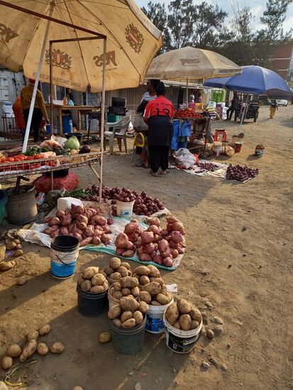 Mit den Eindrücken des Tages geht es zurück zum Hostel. Zum Abend bekommen wir dort Chapati mit Beilagen serviert. Danach fallen mir schon bald die Augen zu.