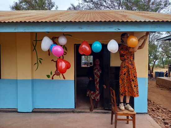 Gleich nach Ankunft dekorieren wir den Eingang zum Klassenraum.
