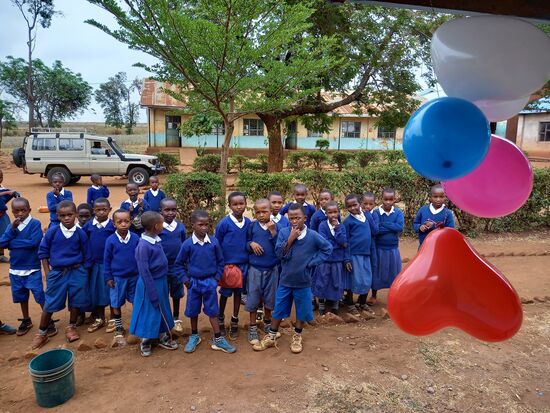 Wir werden dabei von staunenden Kinderaugen beobachtet.