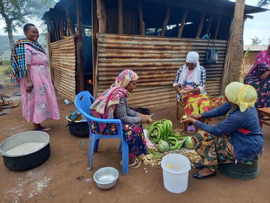 In der Küche der Schule bereiten die Frauen vom Darf derweil das Festessen für die Einweihungsparty.