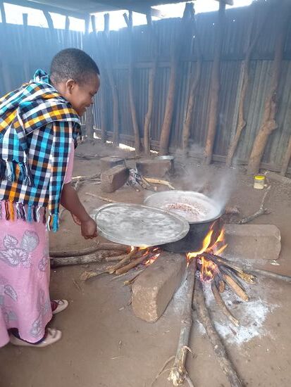 Das Essen wird über offenem Feuer gegart.