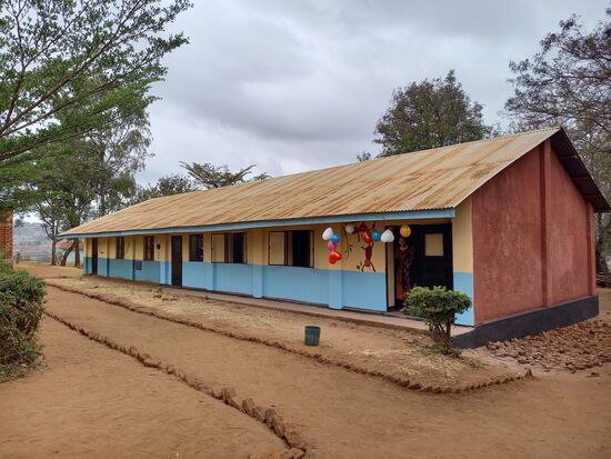 Die zwei Klassenräume sind nun renoviert. Das dazwischen liegende Lehrerzimmer wird in Kürze hergerichtet. Denn vom Erlös des Puzzle ist noch Geld übrig geblieben.