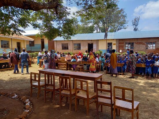 Draußen haben sich derweil die Schüler und Gäste versammelt. Die Stühle sind für  den Bürgermeister, Schulleiter, Bezirksschulleiter, Village Oldest und uns.