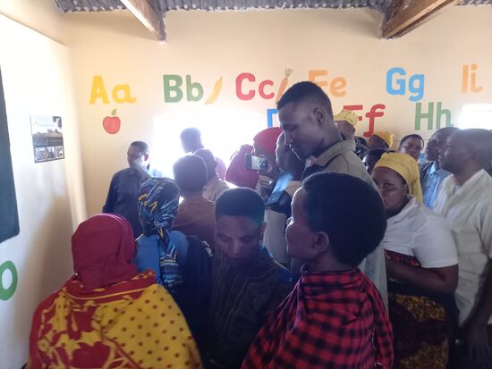 Ehe die Reden gehalten werden gehen alle Erwachsenen in den neuen Klassenraum und bestaunen unsere Arbeit. Wir erhalten viel Anerkennung und Applaus.