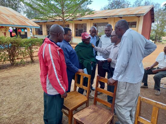 Schließlich geht es zurück und es werden viele Reden gehalten. Hier bespricht der Schulleiter wer wann etwas sagen kann.