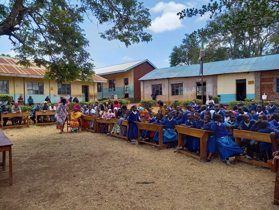 Alle warten ganz gespannt auf den offiziellen Teil der Einweihung.