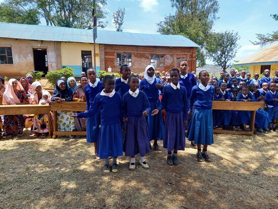 Als erstes singen uns ein paar Schüler ein Begrüßungslied - einfach nur schön.