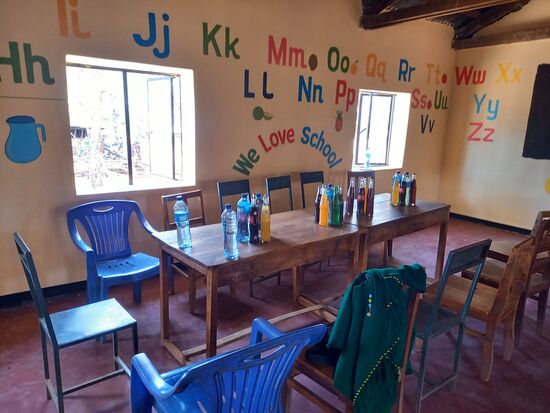 Die Tafel ist gedeckt. Die Kinder bekommen natürlich auch etwas.