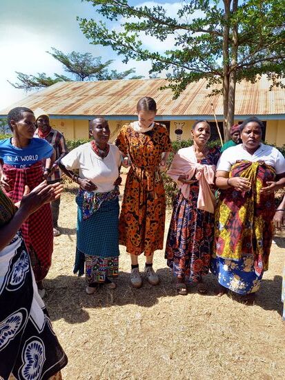 Ehe wir gehen wollen die Dorfbewohner unbedingt noch einmal mit uns tanzen.