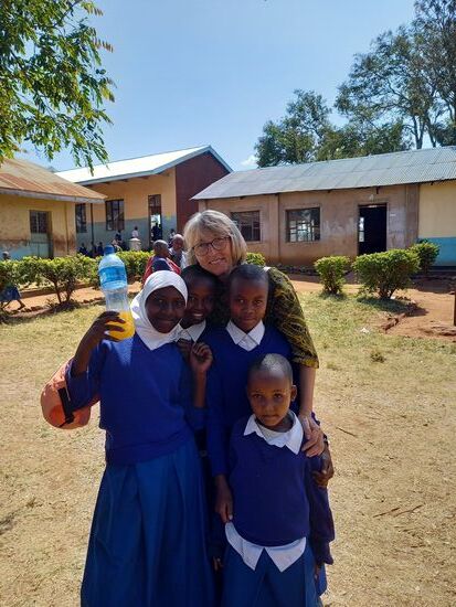 Die Kinder wünschen sich noch ein paar Fotos und wir erfreuen sie mit Seifenblasen.