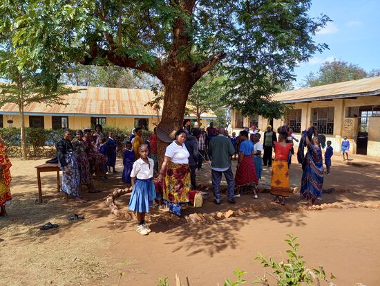 Die Dorfbewohner sind voller Freude und tanzen ausgelassen weiter.