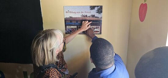 Ich erkläre was es mit dem Puzzle auf sich hat und das hinter uns ganz viele Menschen stehen die uns mit Spenden unterstützen.