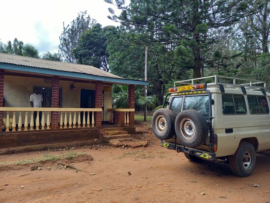 Das Fahrzeug steht zur Abfahrt bereit.